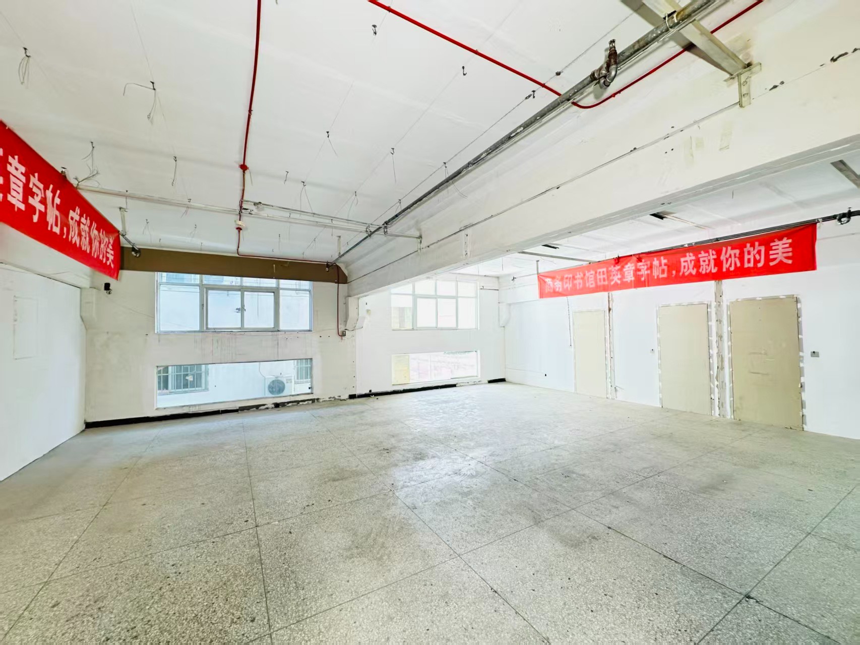 唐聂十三街重点吸引人工智能应用、数字经济、电商直播、智能制造服务、软件开发、科技创新企业及创业团队入驻